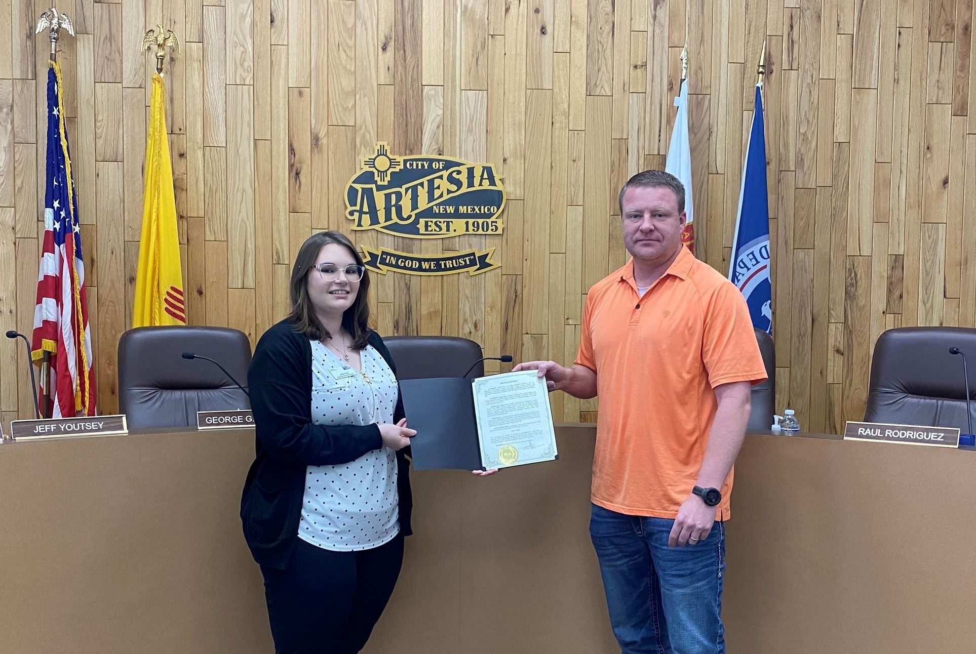 Mayor Jon Henry gives Jamie Rose of United Way of Eddy County the 2-1-1 Day Proclamation